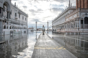 ¿Venecia tendrá que aislarse de las aguas que son su alma?