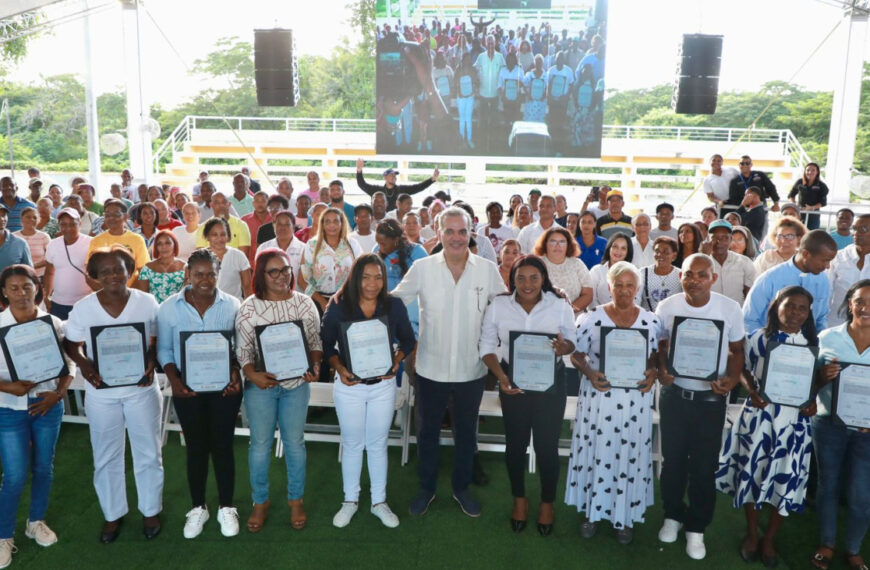 Presidente Abinader entrega 394 títulos de propiedad en Ramón Santana, San Pedro de Macorís